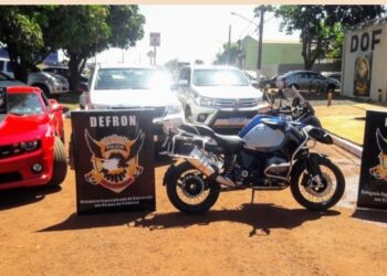 “Poderoso chefão” é preso com 2 Hillux, moto BM e Camaro por associação para o tráfico