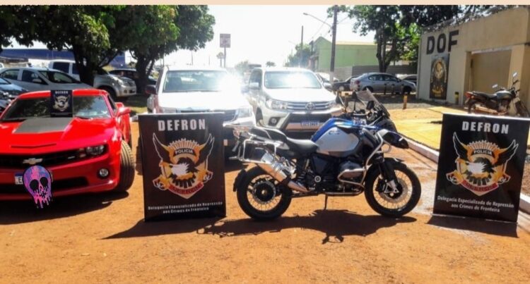 “Poderoso chefão” é preso com 2 Hillux, moto BM e Camaro por associação para o tráfico