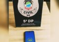Celular furtado é encontrado com mulher que disse ter encontrado caído no chão