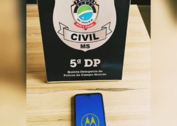 Celular furtado é encontrado com mulher que disse ter encontrado caído no chão
