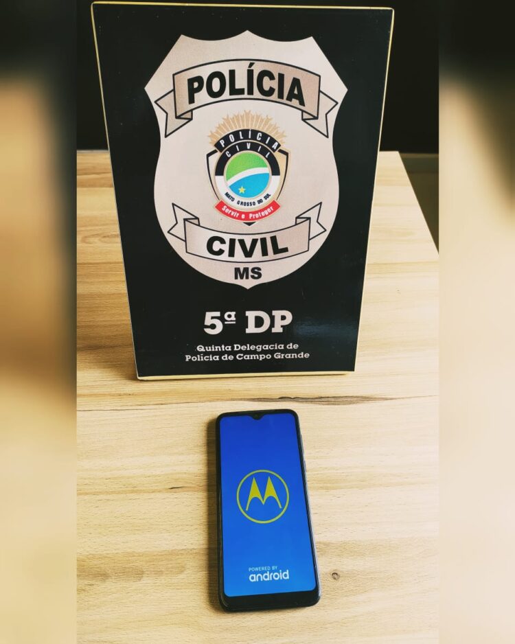 Celular furtado é encontrado com mulher que disse ter encontrado caído no chão
