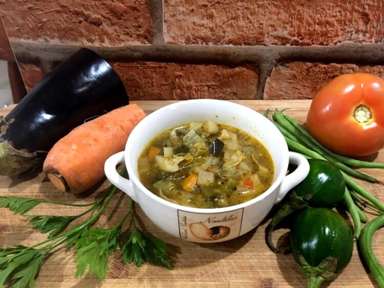 Aprenda uma receita saudável de Sopa Detox
