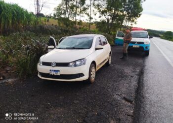 Polícia encontra veículo roubado por ladrões e família refém trancada em residência