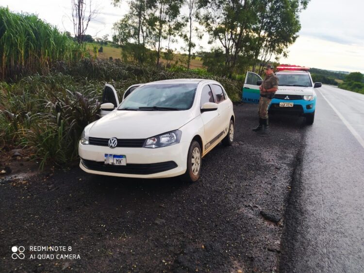 Polícia encontra veículo roubado por ladrões e família refém trancada em residência