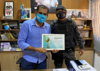 Policial militar que salvou bebê recém-nascido engasgado é homenageado