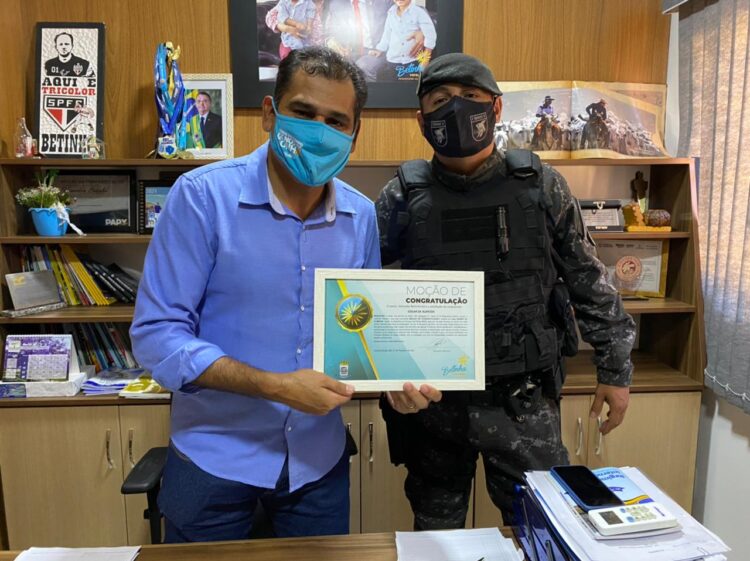 Policial militar que salvou bebê recém-nascido engasgado é homenageado