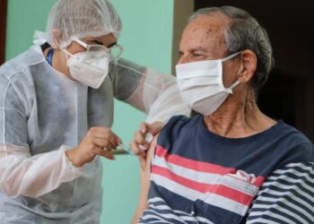 Capital inicia aplicação da segunda dose da vacina contra Covid em idosos com mais de 90