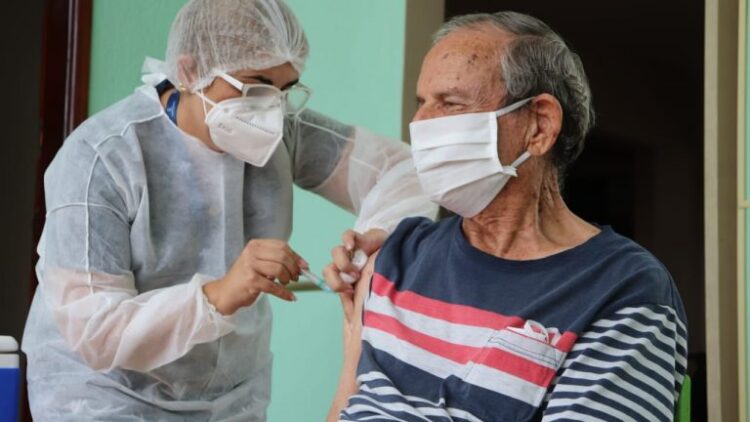 Capital inicia aplicação da segunda dose da vacina contra Covid em idosos com mais de 90