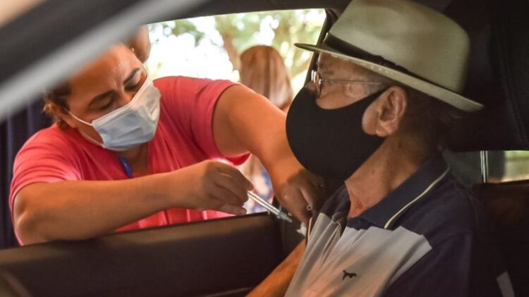 Vacinação em idosos com mais de 78 anos continua e aplicação da dose de reforço