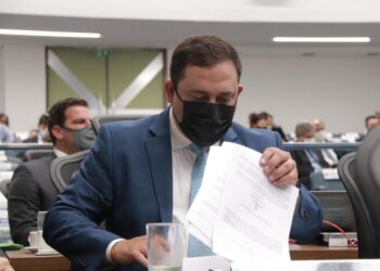 Deputado quer implementar política pública de combate ao sexismo institucional