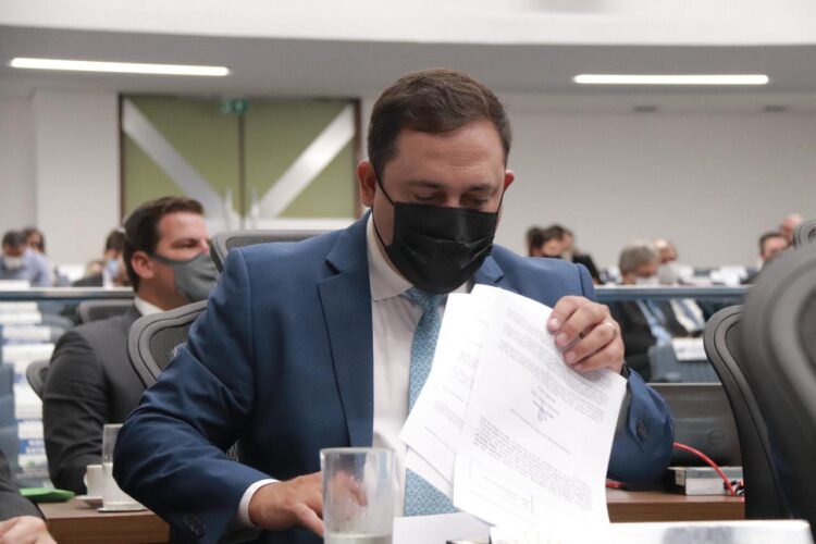 Deputado quer implementar política pública de combate ao sexismo institucional
