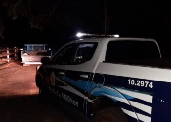 Polícia investiga assassinato de 2 homens dentro de caminhonete na Capital