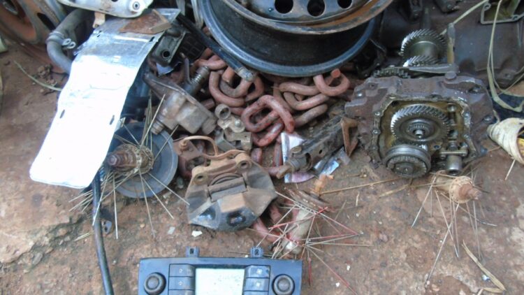 Dona de ferro velho é presa por comprar placas de fixação de linhas de trem na Capital