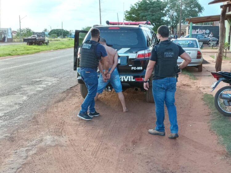 Polícia prende homem que fez dona de lanchonete e filho reféns com facão