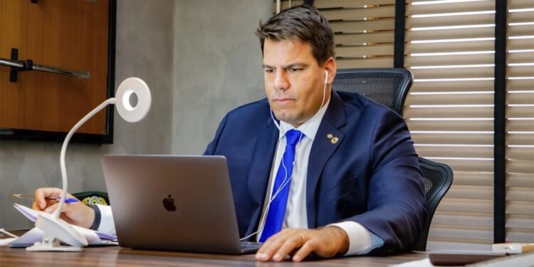 Capitão Contar solicita que Aneel anule qualquer reajuste de energia em 2021