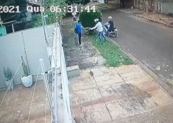 Imagem mostra rapaz sendo assaltado por dupla em moto no Jardim Aeroporto