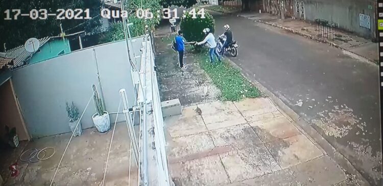 Imagem mostra rapaz sendo assaltado por dupla em moto no Jardim Aeroporto
