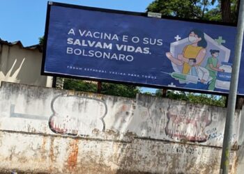 Vídeo: Outdoor com crítica a Bolsonaro é depredado na Capital