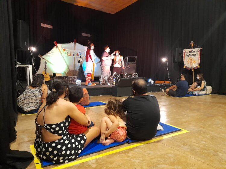 Teatro infantil retorna a shopping com espaços reservados para cada família