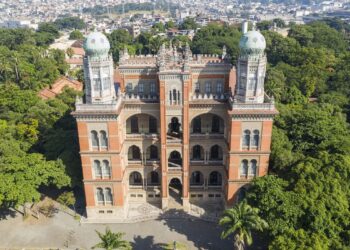 Covid-19: Brasil tem novo recorde em média móvel diária