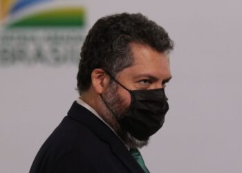 Ministro Araújo anuncia chegada de IFA para 32 milhões de doses de vacina
