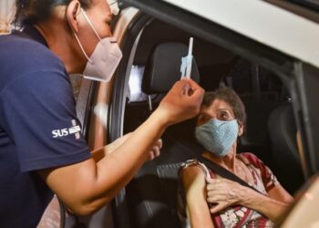 No primeiro dia de força-tarefa, vacinação tem alta adesão e quase 4 mil são imunizados