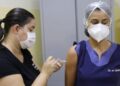 Trabalhadores da saúde com mais de 55 anos são vacinados a partir de hoje na Capital