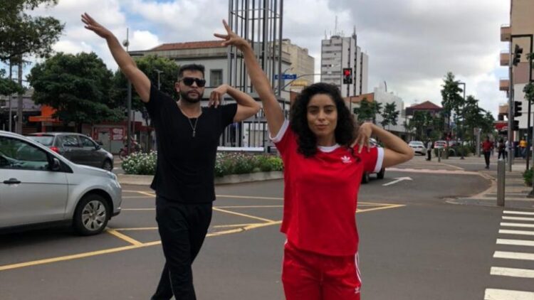 Pontos turísticos da Capital são palcos para casal de dançarinos paulistas
