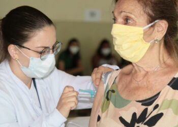 Idosos com 75 anos ou mais começam a ser vacinados em Campo Grande