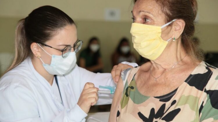 Idosos com 75 anos ou mais começam a ser vacinados em Campo Grande