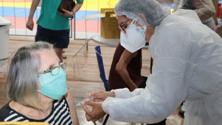 Com faixas etárias separadas por turno, idosos com 69 e 70 anos serão vacinados hoje