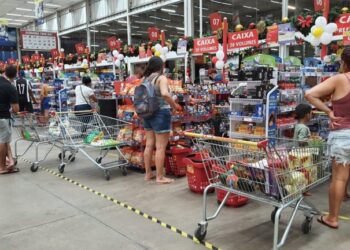 Vigilância realiza blitz em supermercados para reforçar orientações de biossegurança