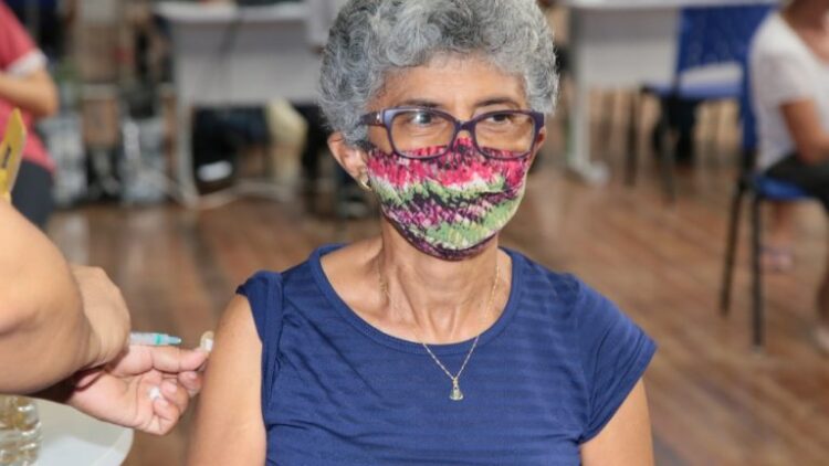 Prefeitura dá continuidade a vacinação de idosos com 67 anos ou mais nesta sexta