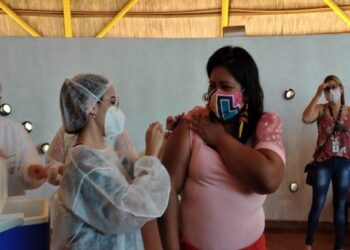 Indígenas que vivem em contexto urbano recebem primeira dose da vacina contra Covid