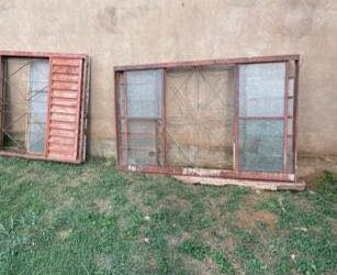 Dono de reciclagem é preso por comprar janela furtada por crianças de residência