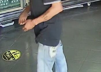 Jovem é flagrado por câmera furtando shampoo em estabelecimento da Capital