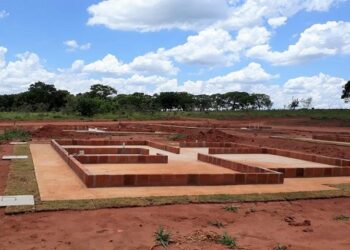 Famílias recebem base para construção da casa própria pelo programa Lote Urbanizado