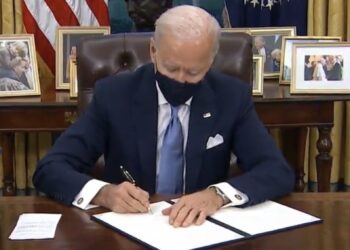 Biden inicia combate à política trumpista de armamento da população