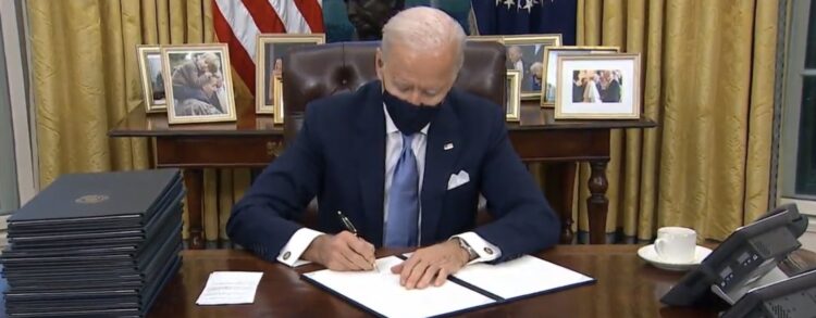 Biden inicia combate à política trumpista de armamento da população