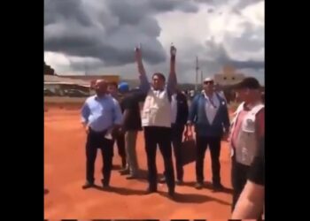 Bolsonaro acena para falsa multidão, mas tiro sai pela culatra em vídeo