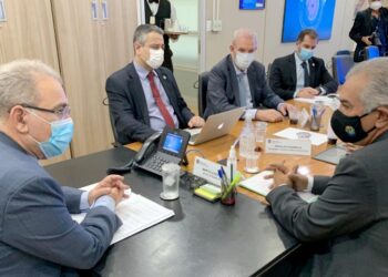 Reinaldo Azambuja cobra em Brasília reforço de vacinas para 13 municípios de fronteira