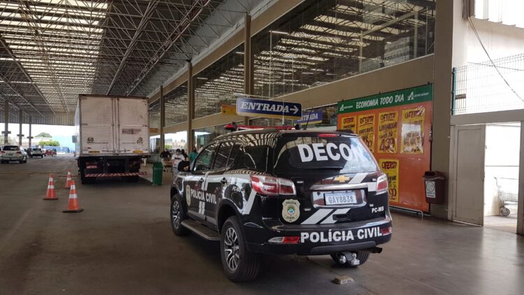 Antes do feriado santo, Polícia e Procon realizam fiscalização em mercados e peixarias da Capital