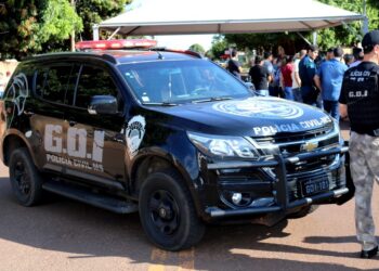 Na Avenida Guaicurus, polícia faz abordagem e prende 2 por roubo em moto