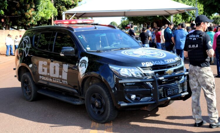 Na Avenida Guaicurus, polícia faz abordagem e prende 2 por roubo em moto