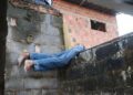 Jovem é preso no flagra pela polícia quando pulava muro para furtar residência