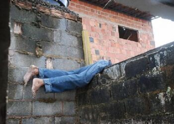 Jovem é preso no flagra pela polícia quando pulava muro para furtar residência