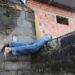 Jovem é preso no flagra pela polícia quando pulava muro para furtar residência