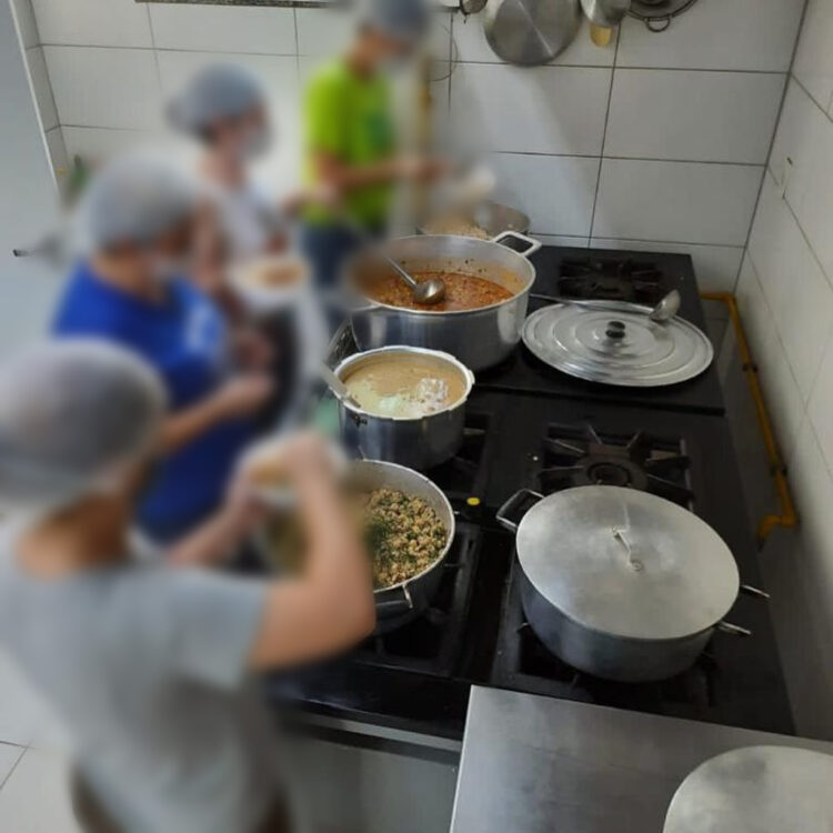 #VoluntáriosContraaFome doa mais de 6 toneladas de alimentos e quase 500 marmitas