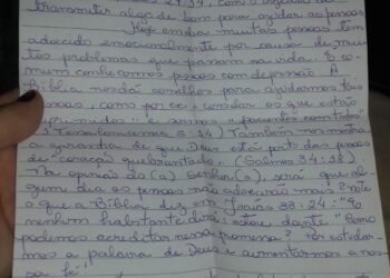 Sem aglomerar, fiéis escrevem cartas de fé para pregar Boas Novas na Pandemia
