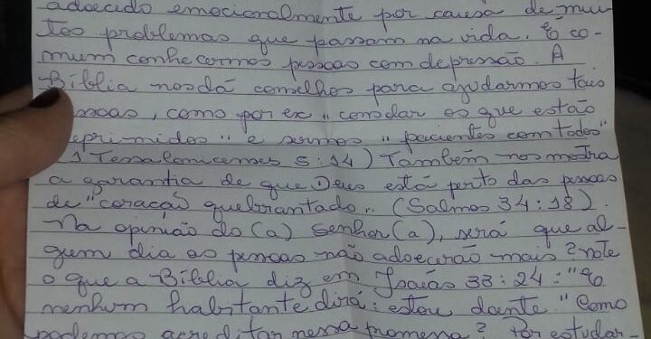 Sem aglomerar, fiéis escrevem cartas de fé para pregar Boas Novas na Pandemia